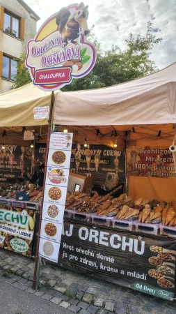 Stánek s praženými ořechy a sladkostmi na jarmarku