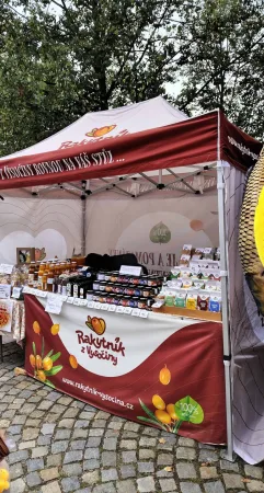 Stánek s produkty z rakytníku od výrobce z Vysočiny