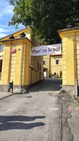 Vstupní brána zámku v Polné s transparentem Pouť na hradě