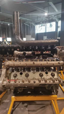 Detailní záběr na starý řadový letecký motor s viditelnými válci a potrubím.