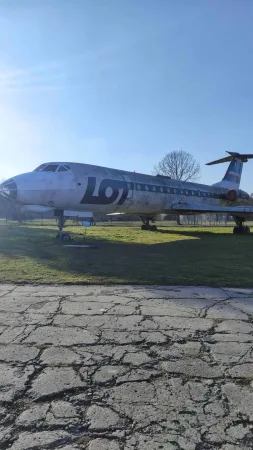Vyřazené dopravní letadlo polských aerolinií LOT vystavené na trávníku muzea letectví.