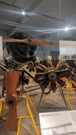 Starý letecký motor Albatros H.1 s dřevěnými vrtulemi vystavený v muzeu.
