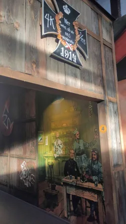 Nástěnná diorama s vojenským výjevem a odznakem železného kříže z roku 1914.