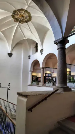 Gotické atrium muzea Vysočiny v Jihlavě s klenbou, pilířem a výstavními panely