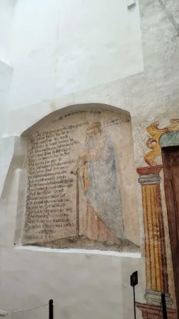 Renesanční nástěnná freska s postavou a starým textem na omítce