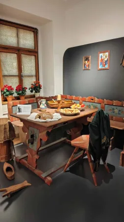 Rekonstrukce venkovské jizby s malovaným stolem