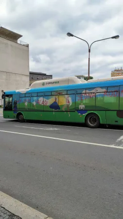 Barevný autobus s valašskými motivy jedoucí ulicí ve Vsetíně
