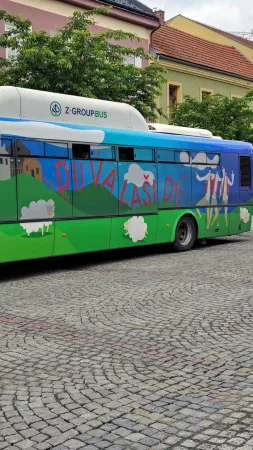 Barevně pomalovaný autobus Dú Valaši na vsetínském náměstí