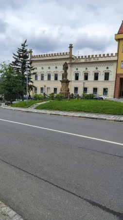 Budova s cimbuřím a mariánský sloup ve Vsetíně
