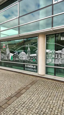 Výloha informačního centra Vsetín s ilustrací panoramata města