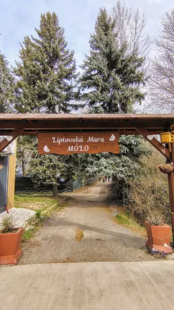 Hölzernes Tor mit der Aufschrift Liptovská Mara Mólo