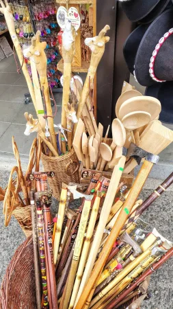 Holzwanderstöcke und Löffel in Körben am Stand der Raststätte Dechtáre