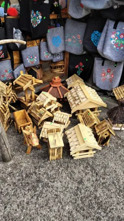 Holzvogelhäuschen und Filztaschen mit Stickereien am Dechtáre-Stand
