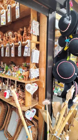 Holzsouvenirs und Hüte an einem Stand bei der Raststätte Dechtáre