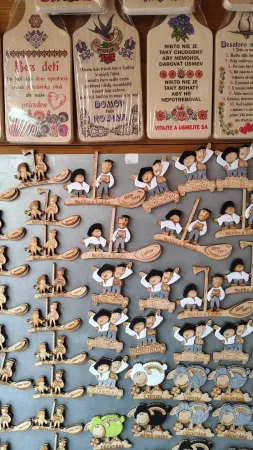 Folklore-Magnete mit Figuren und slowakischen Aufschriften an einem Stand