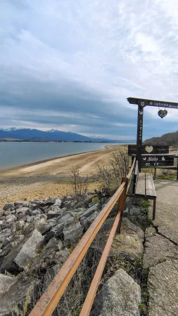 Eine Bank und der Blick auf die Berge