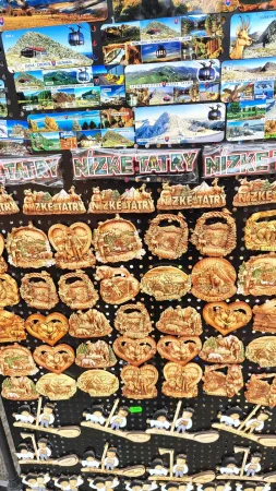 Magnete und Postkarten mit der Aufschrift Niedere Tatra an einem Stand