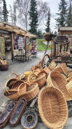 Flechtenkörbe und Souvenirs auf dem Freiluftmarkt bei der Raststätte Dechtáre