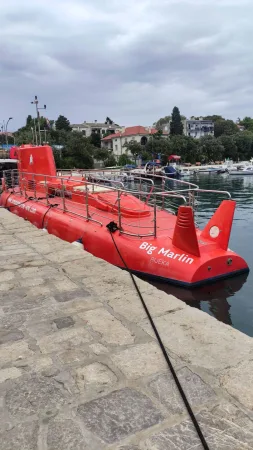 Červená vyhlídková loď Big Marlin kotví v přístavu města Krk