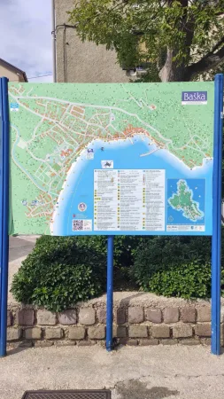 Informační tabule s podrobnou mapou městečka Baška a jeho okolí