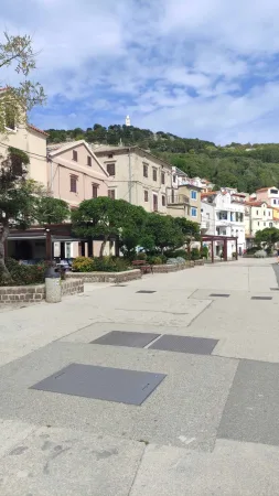 Klidná ulice v Bašce s kavárnami