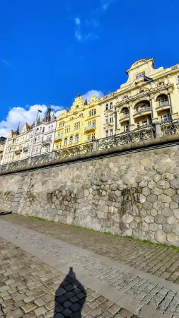 Historické domy na pražském nábřeží Vltavy
