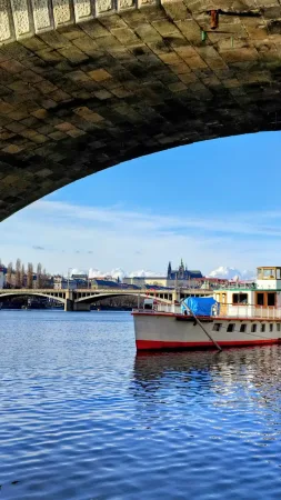 Pohled pod oblouk mostu na Vltavu