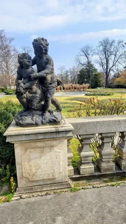 Socha putti v Královské zahradě