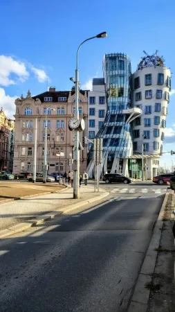 Tančící dům, pohled z ulice