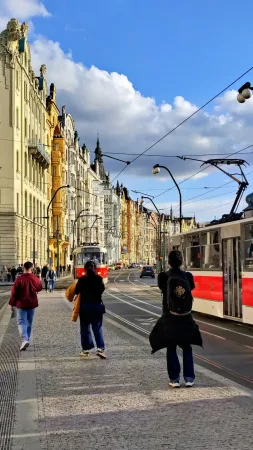 Rušná ulice s tramvajemi v centru Prahy