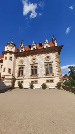 Zdobená fasáda Průhonického zámku fotografovaná zdola