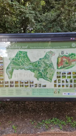 Informační mapa s přehledem tras Průhonického parku