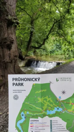 Mapa Průhonického parku a vodopádem v pozadí