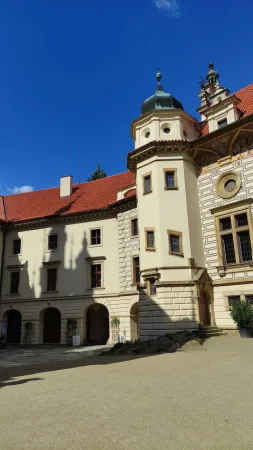 Nádvoří Průhonického zámku s vysokou věží