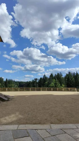 Terasa Průhonického zámku pod modrou oblohou s mraky