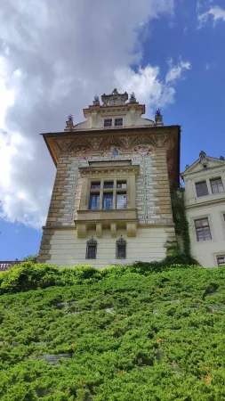 Věž Průhonického zámku fotografovaná zdola vzhůru