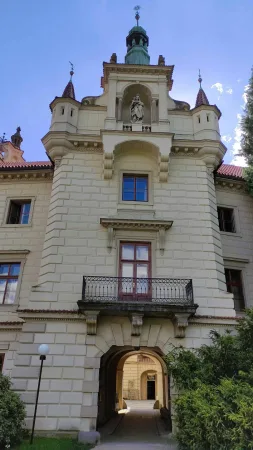 Vstupní věž zámku s průjezdním obloukem