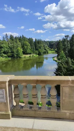 Výhled z kamenné balustrády na řeku v parku