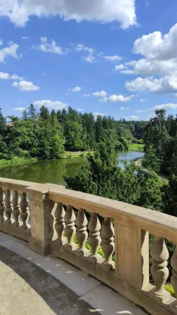 Výhled z terasy zámku na rybník a park