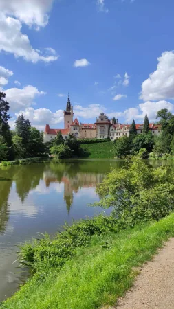 Průhonický zámek s odrazem v rybníku z jiného úhlu