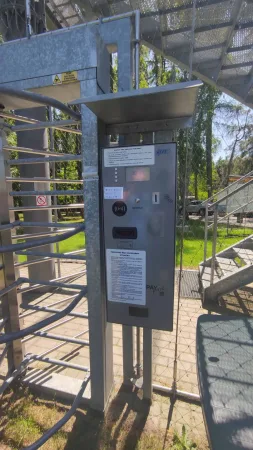 Platební automat a turniket u vstupu na rozhlednu Hýlačka u Tábora