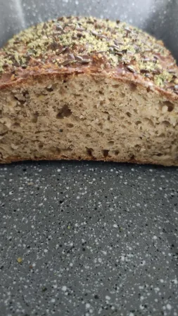 Pormenor do pão fatiado com sementes na forma