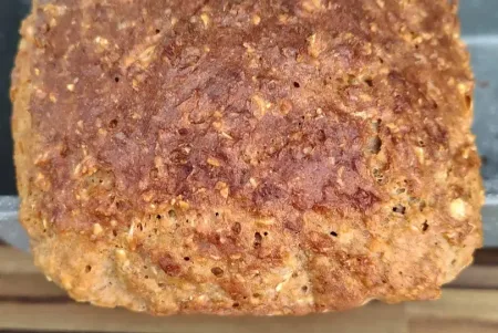 Pão caseiro rápido com queijo fresco sem amassar