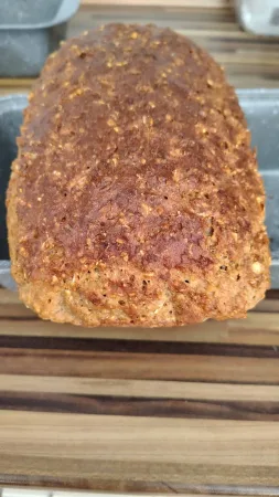 Pão inteiro de queijo fresco caseiro retirado da forma