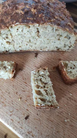 Pão caseiro fatiado numa tábua de madeira