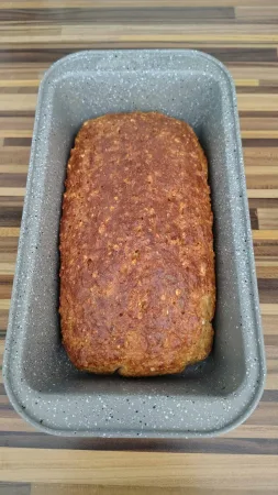 Pão caseiro com queijo fresco cozido numa forma cinzenta