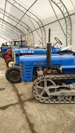 Reihe blauer Zetor-Traktoren in der Museumshalle