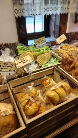 Frisches Gebäck in Holzkisten in der Bäckerei der Salaš Krajinka