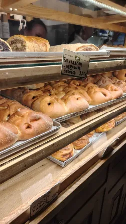 Vitrine mit Hefeschnecken in der Bäckerei der Salaš Krajinka