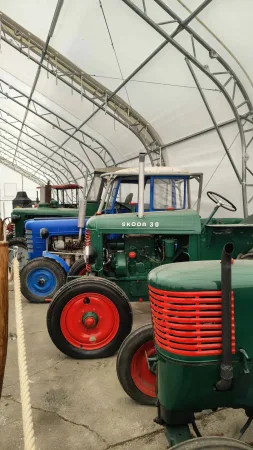 Grüner Traktor Škoda 30 in der Museumssammlung der Salaš Krajinka